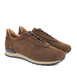Sneaker da uomo Il Gergo in morbida pelle scamosciata color marrone, modello JANNIK. Made in Italy.