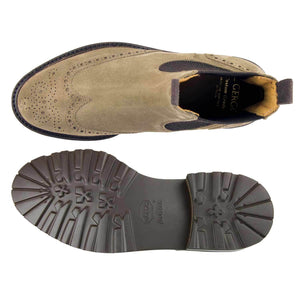 Chelsea Boot da uomo, realizzato in pelle scamosciata di colore tabacco, con punta a coda di rondine e dettagli brogue. Articolo Kent, Il Gergo.