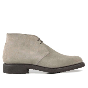Stivaletto da uomo tortora in stile inglese con allacciatura a due fori, pelle di vitello scamosciata terra e suola in para. Boss, Il Gergo.