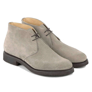 Stivaletto da uomo tortora in stile inglese con allacciatura a due fori, pelle di vitello scamosciata terra e suola in para. Boss, Il Gergo.
