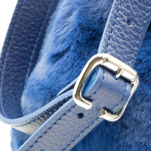 Borsa secchiello in peluche di colore blu con tracolla regolabile, chiusura coulisse e taschina interna. Collezione Il Gergo donna, Claudia 226.