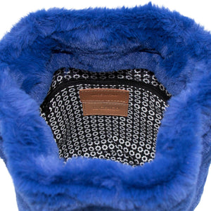 Borsa secchiello in peluche di colore blu con tracolla regolabile, chiusura coulisse e taschina interna. Collezione Il Gergo donna, Claudia 226.