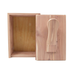 Cassetta porta accessori in legno di cedro profumato, per riporre lucidi e altri accessori.