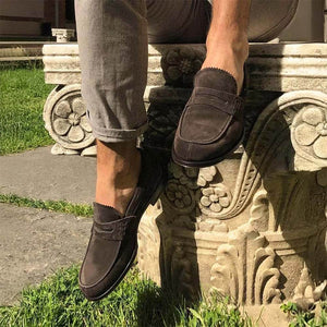 Mocassino Il Gergo da uomo in morbida pelle di vitello, linguetta seghettata e fondo gomma in costruzione Goodyear. Modello Chief.