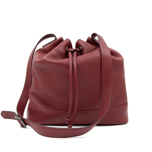 Borsa secchiello da donna in pelle martellata di colore rosso. Modello Claudia 141, collezione Il Gergo.