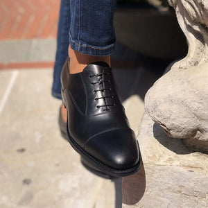Scarpa da uomo elegante stringata realizzata in pelle di vitello con allacciatura a francesina, cuciture in punta e suola in mezza gomma. Diplomatic, Il Gergo.
