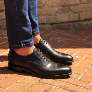 Scarpa da uomo elegante stringata realizzata in pelle di vitello con allacciatura a francesina, cuciture in punta e suola in mezza gomma. Diplomatic, Il Gergo.