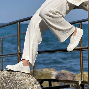 Sneaker slip-on di colore bianco realizzata in morbida pelle martellata di vitello. Suola in gomma e lavorazione artigianale AGO. Collezione donna Il Gergo.