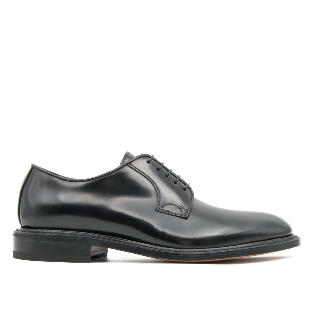 总监，手工制作的男鞋，采用固特异 Il Gergo 结构，皮革鞋底。