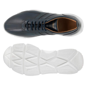 Sneaker da uomo in pelle blu e suola in EVA bianca. Presenta cuciture nella parte frontale e laterale, con la linguetta verticale sul retro. Made in Italy.