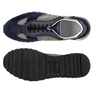 Sneaker stringata da uomo Il Gergo in morbida pelle scamosciata blu e tessuto grigio, modello Jannik. Made in Italy.