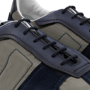 Sneaker stringata da uomo Il Gergo in morbida pelle scamosciata blu e tessuto grigio, modello Jannik. Made in Italy.