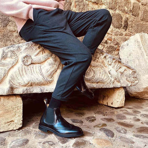 Chelsea Boot da uomo Kent, realizzato in pelle di vitello spazzolata di colore nero e costruzione Goodyear welted. Collezione Il Gergo.