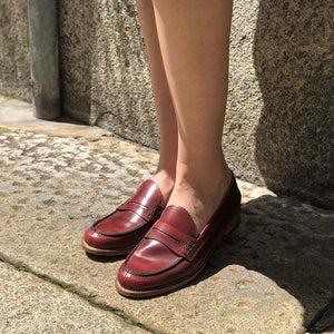 Mocassino da donna Luvi, college in stile inglese realizzato in pelle sfoderata deco pesca e suola in cuoio. Collezione Il Gergo.