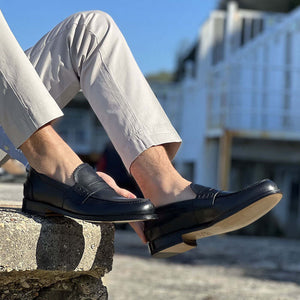 Mocassino elegante da uomo in pelle di vitello, linguetta seghettata e fondo cuoio. Modello Mate, collezione Il Gergo.