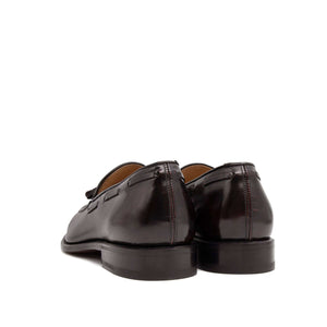 Mocassino artigianale Paulo in morbida pelle di vitello lucida rossa, con nappine e fondo cuoio. Collezione Il Gergo uomo.