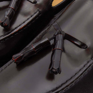 Mocassino artigianale Paulo in morbida pelle di vitello lucida rossa, con nappine e fondo cuoio. Collezione Il Gergo uomo.