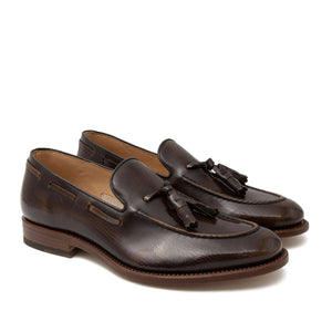 Mocassino artigianale Paulo in morbida pelle di vitello lucida marrone, con nappine e fondo cuoio. Collezione Il Gergo uomo.