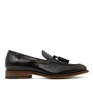 Mocassino artigianale Paulo in morbida pelle di vitello lucida verde, con nappine e fondo cuoio. Collezione Il Gergo uomo.