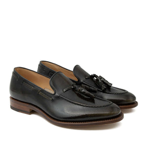 Mocassino artigianale Paulo in morbida pelle di vitello lucida verde, con nappine e fondo cuoio. Collezione Il Gergo uomo.