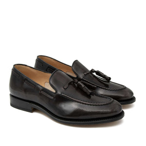 Mocassino artigianale Paulo in morbida pelle di vitello lucida grigia, con nappine e fondo cuoio. Collezione Il Gergo uomo.