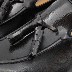 Mocassino artigianale Paulo in morbida pelle di vitello lucida grigia, con nappine e fondo cuoio. Collezione Il Gergo uomo.