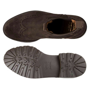 Chelsea Boot da uomo, realizzato in pelle scamosciata di colore marrone, con punta a coda di rondine e dettagli brogue. Articolo Kent, Il Gergo.