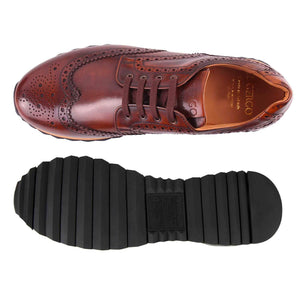 Sneaker Il Gergo stringata realizzata in morbida pelle con punta riportata a coda di rondine. Articolo Sbrit, collezione uomo.