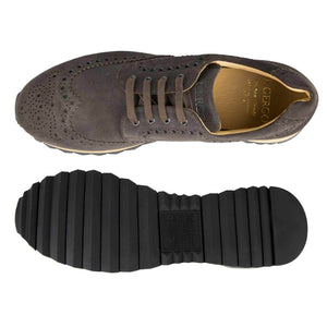 Sneaker Il Gergo stringata realizzata in morbida pelle con punta riportata a coda di rondine. Articolo Sbrit, collezione uomo.